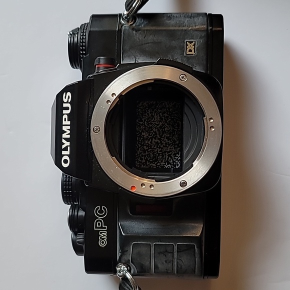 Olympus omPC 35mm DX SLR film camera body requires (2)SR44 batteries - Picture 1 of 9